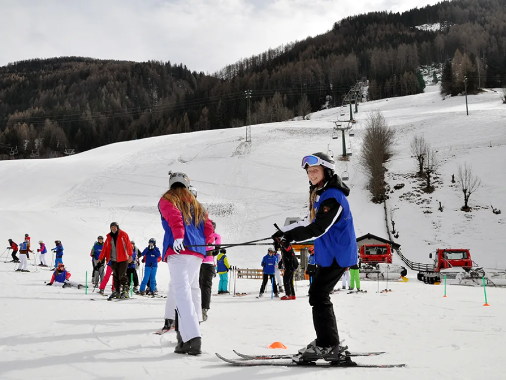 Zwei Skifahrerinnen üben auf dem flachen Hang.